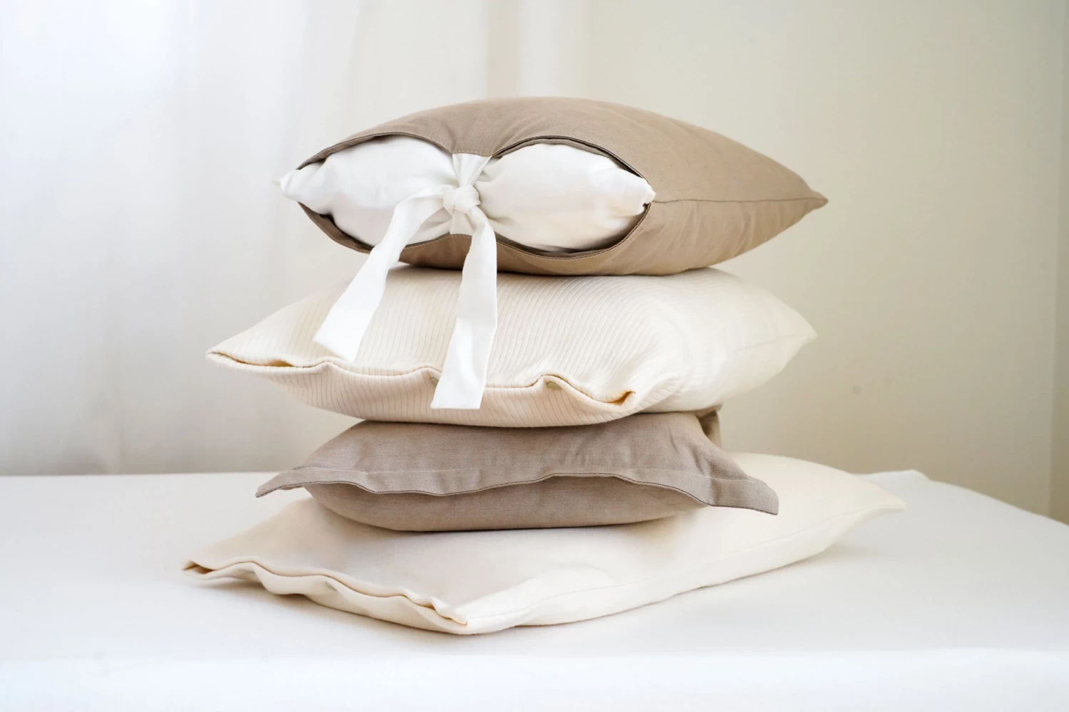 Bouton Jaune Bouton Jaune - Cache-Oreiller 12x16 Pouces à Rebords Plats, Il Était Une Fois, Café – Image 2