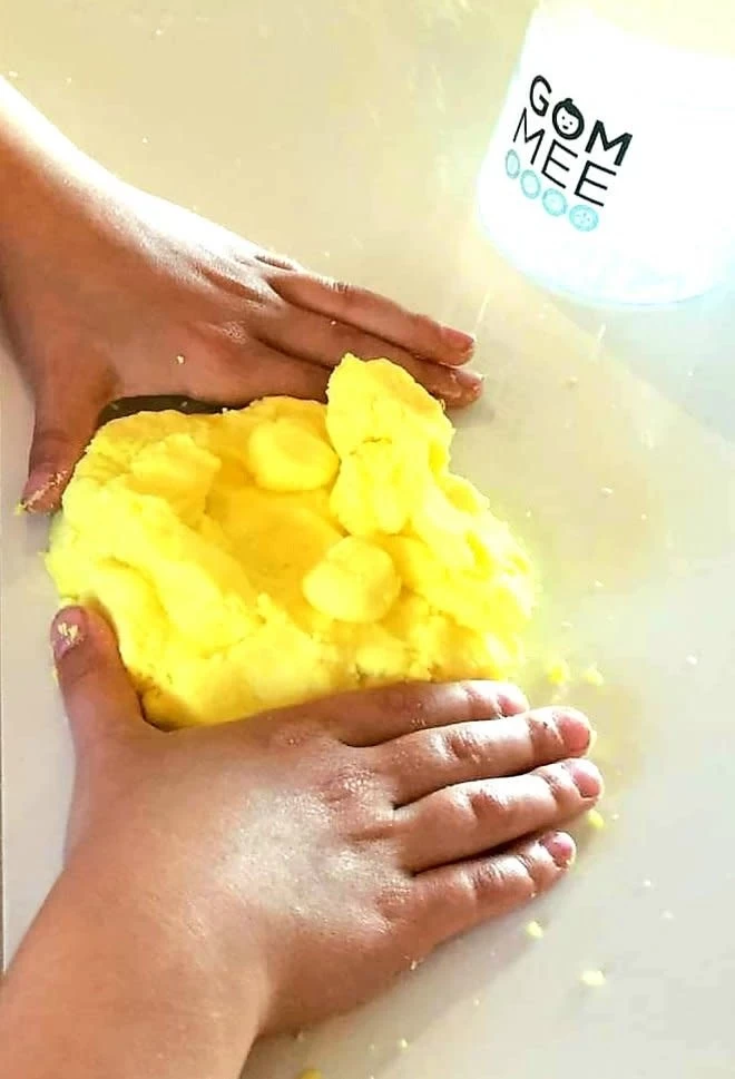 Gom.mee GOM.MEE - Boîte Pour Fabrication De Pâte à Modeler Moussante, Poussin – Image 2