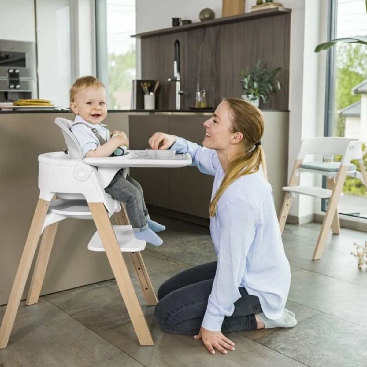 Stokke Stokke Steps - Chaise, Pieds Bruns Dorés Et Siège Noir – Image 6